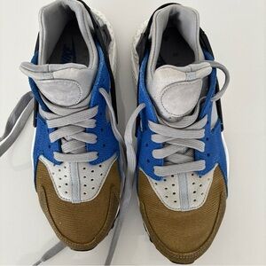 NIKE WOMENS AIR HUARACHE PREMIUM SZ 7 Sneakers - Blue/Grey/Brown